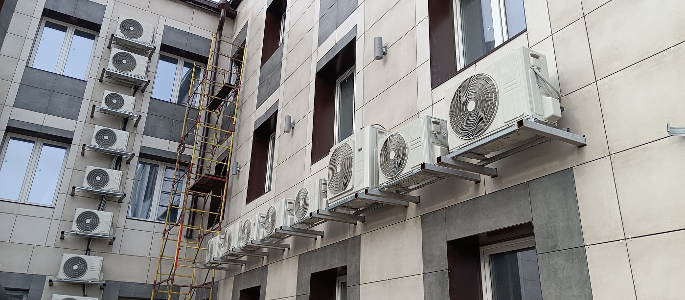 Монтаж наружных блоков кондиционеров на фасаде здания в Луганской Народной Республике